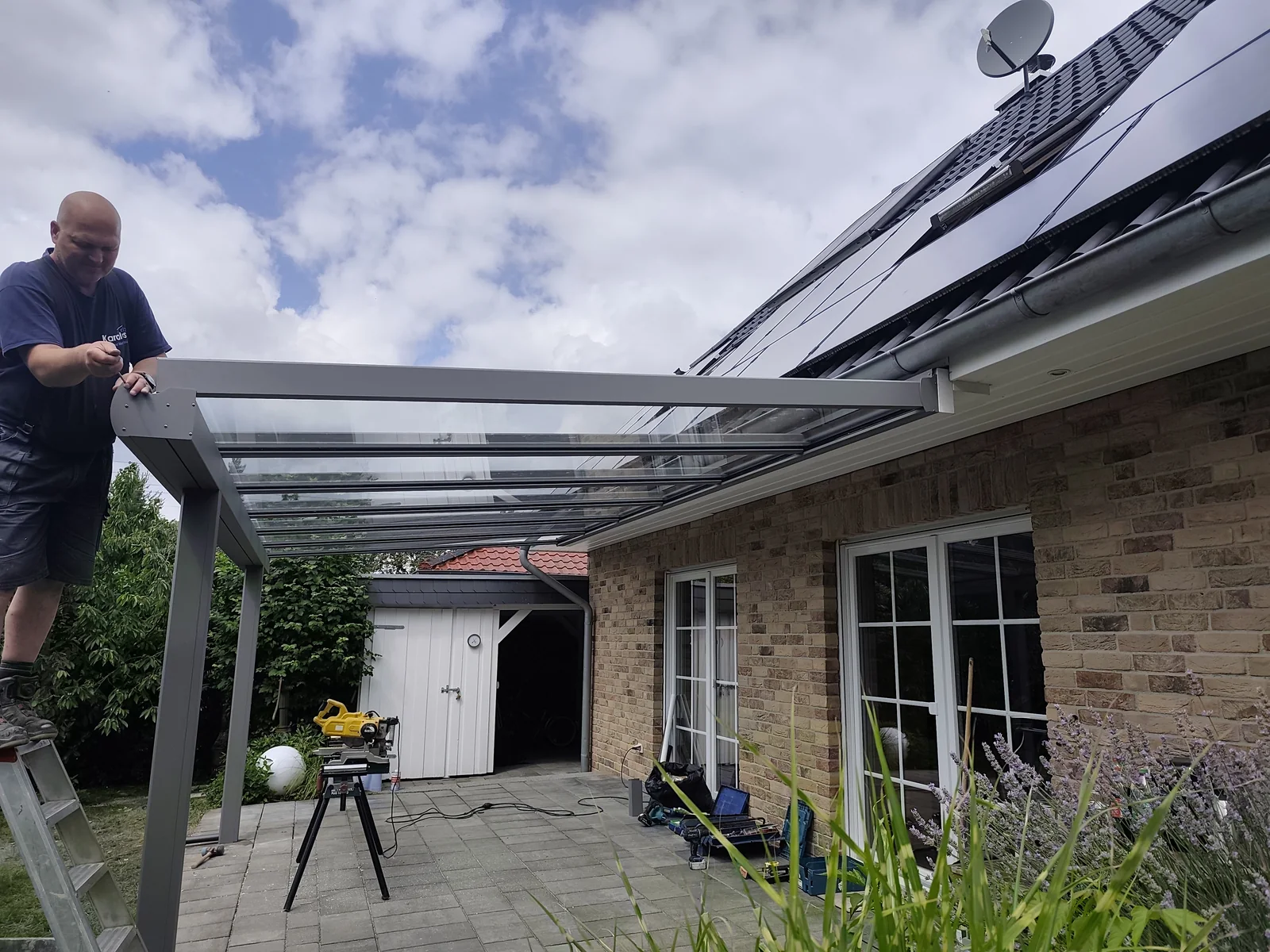 Einsetzen der Aluminium-Glasleisten am Terrassendach