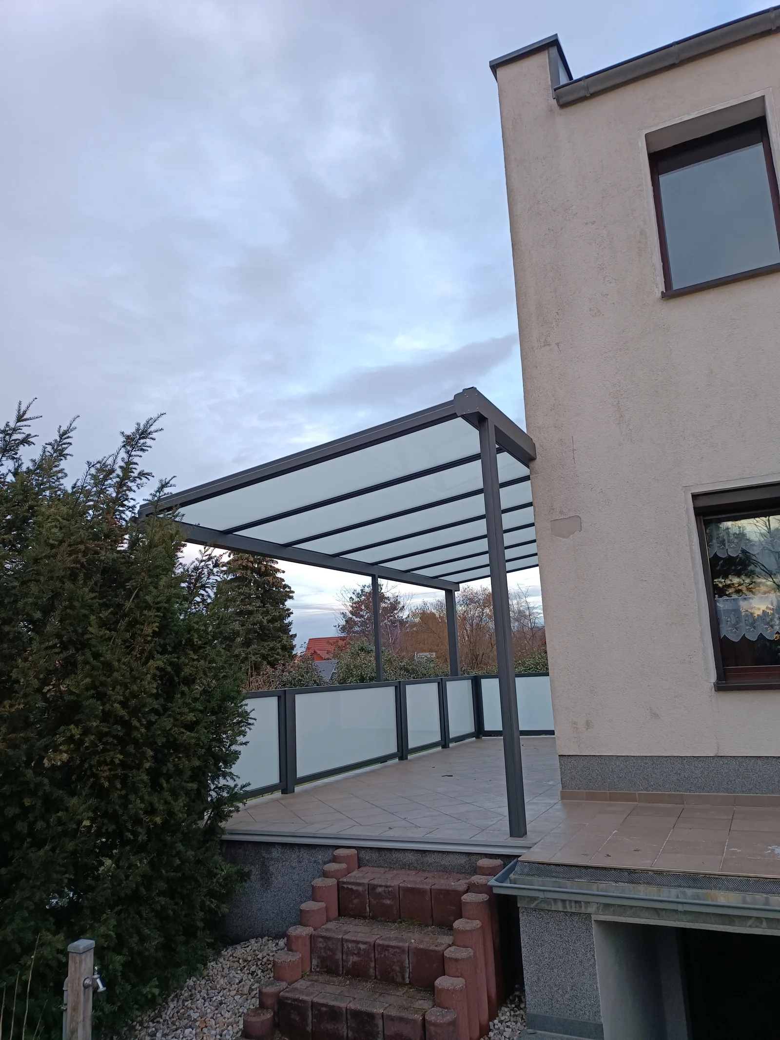 Terrassendach mit Milchglasdach und Geländer auf einer Hochterrasse in Berlin-Mahlsdorf