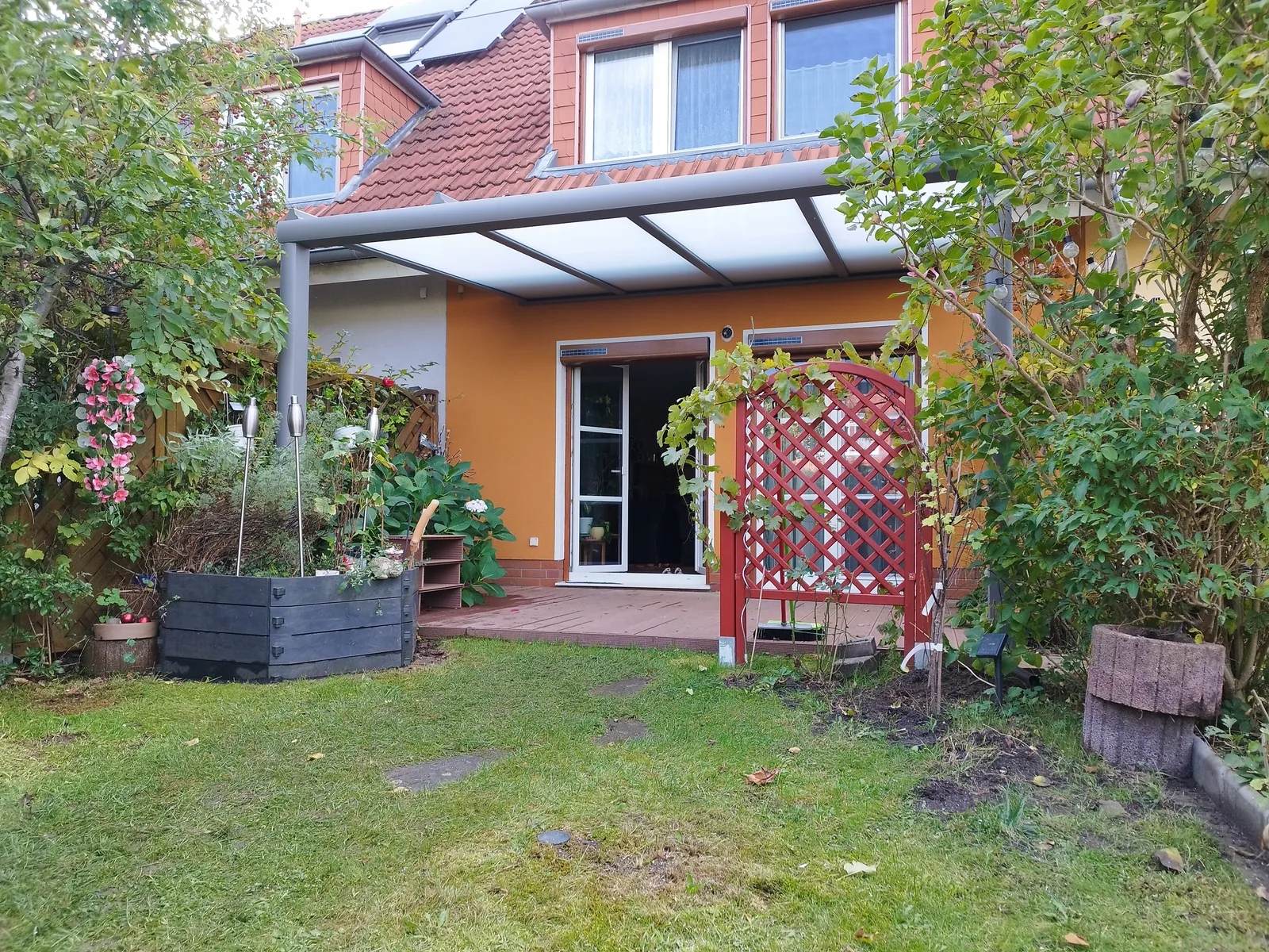 Fertiges heroal CR Terrassendach in Hoppegarten-Birkenstein aus der Gartenansicht