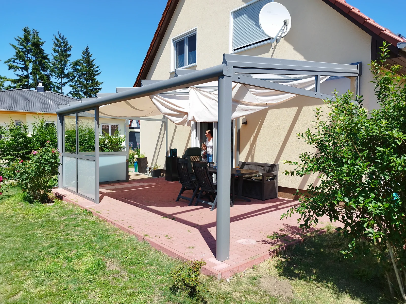 Terrassendach in RAL 9007 mit obenliegender Statik und verglastem Wetterschutz in Bernau