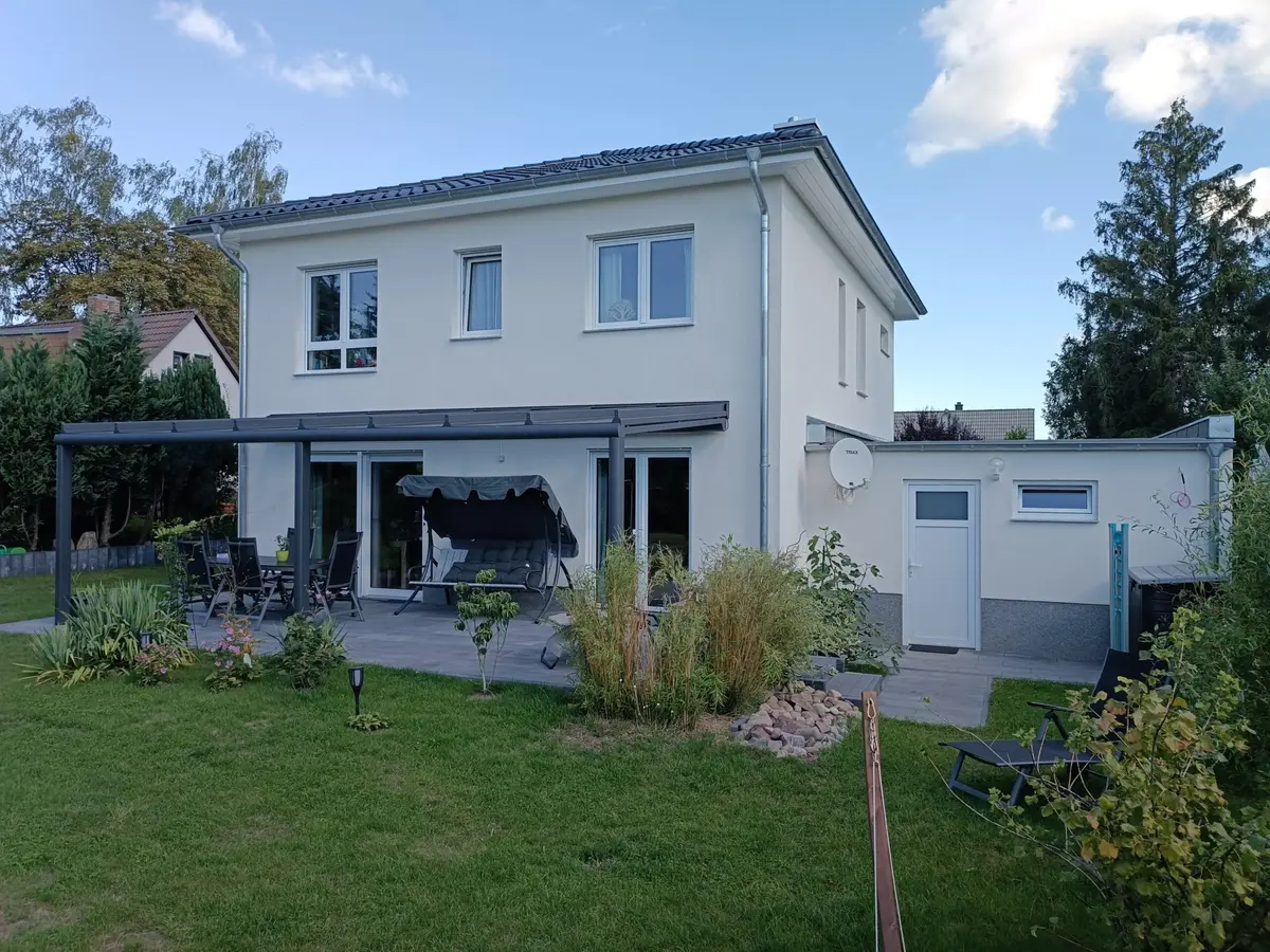 Glasdach vor großen Fenstern mit Unterglasmarkise
