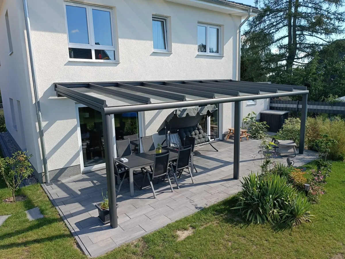 Ausgefahrene Unterglasmarkise am Terrassendach Panketal