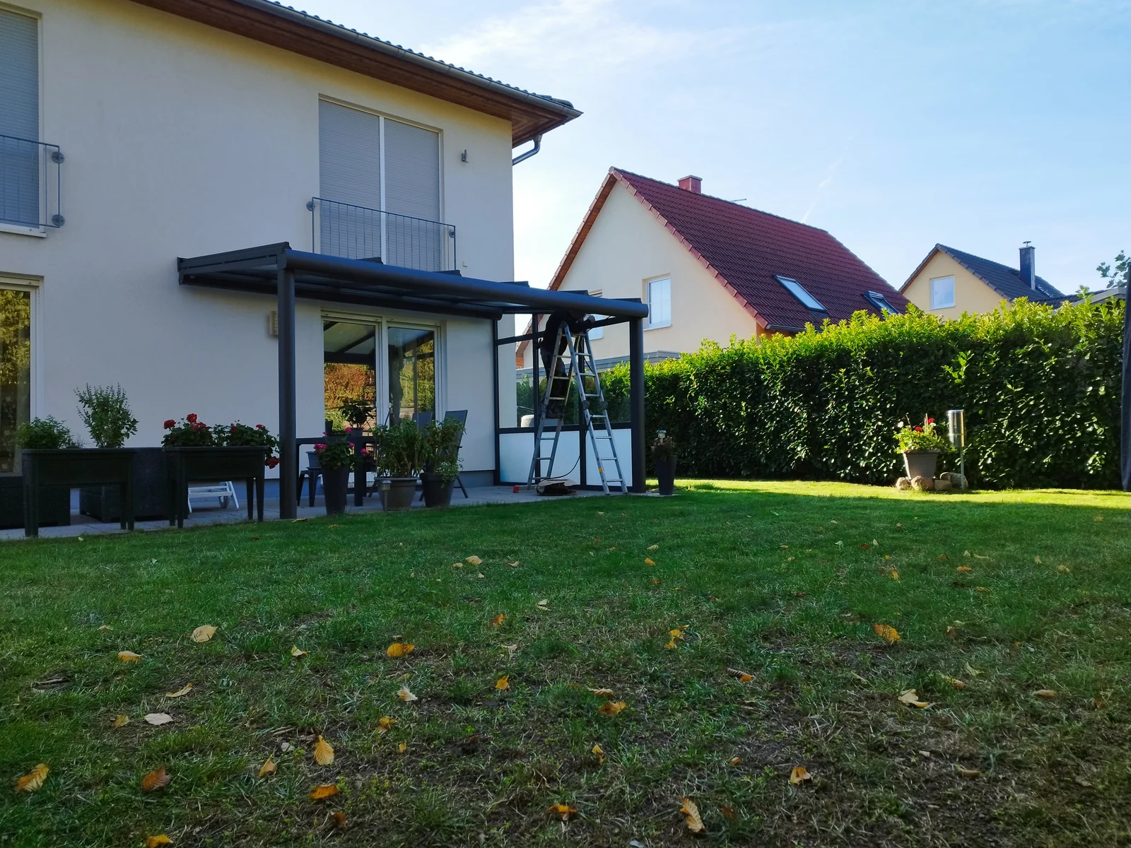 Gesamtansicht des Terrassendachs mit Unterglasmarkise in Berlin-Mahlsdorf