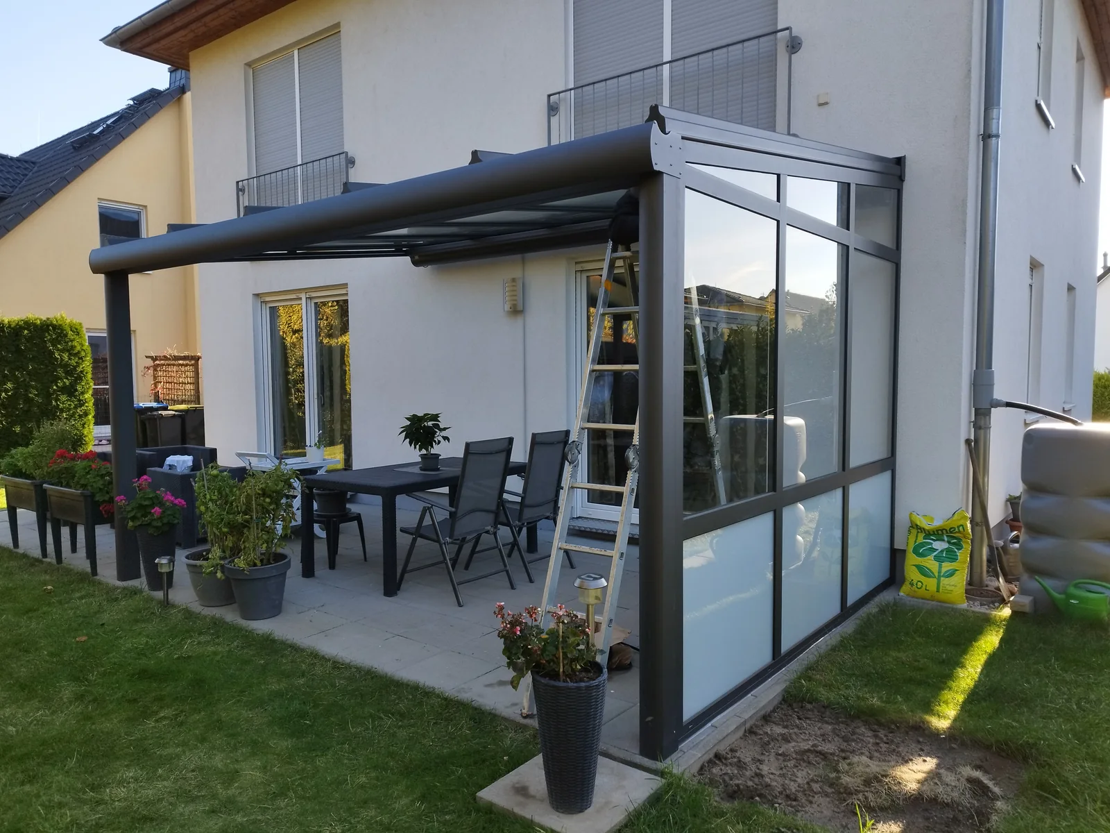Terrassendach in DB 703 mit Unterglasmarkise und festem Seitenteil in Berlin-Mahlsdorf