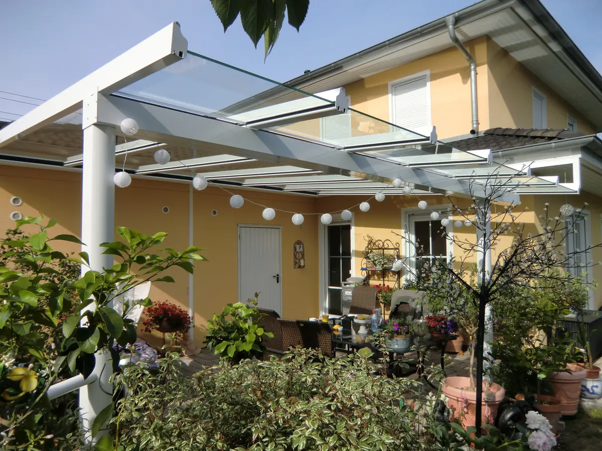 Weißes Terrassendach mit verdeckter Rinne in Schönefeld