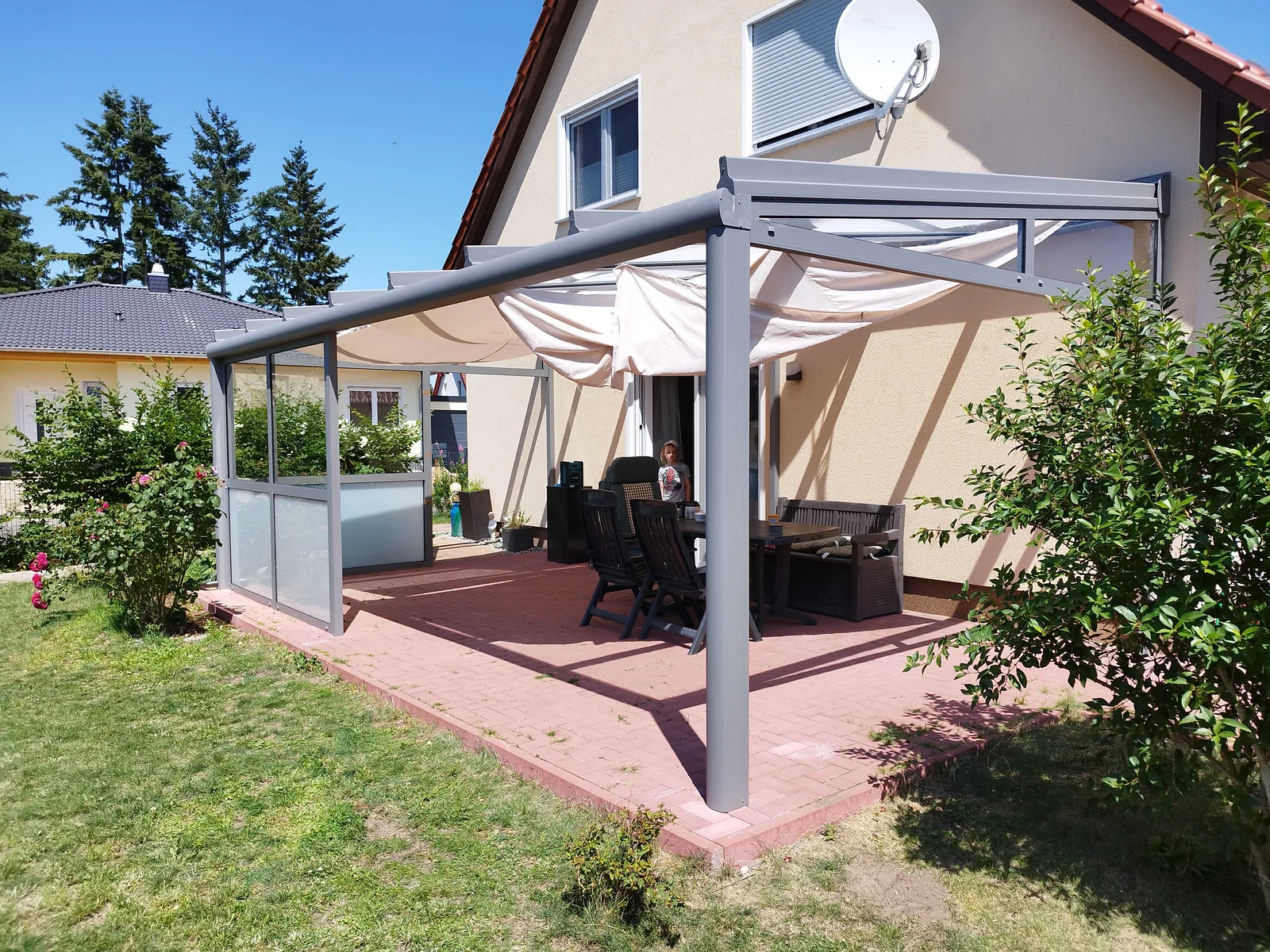 Seitliche Perspektive des Terrassendachs mit Wind- und Wetterschutzelement in Bernau