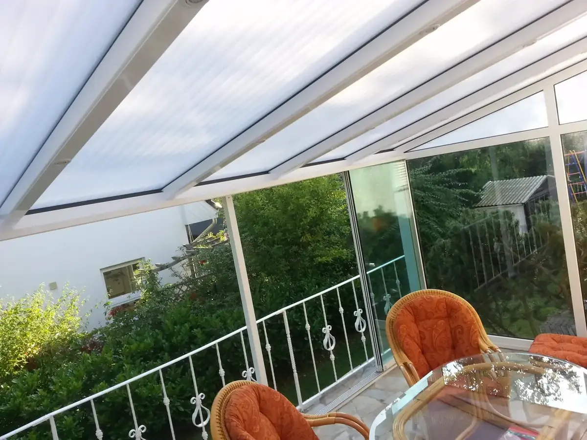 Weiße Überglasmarkise über einem Glas-Terrassendach