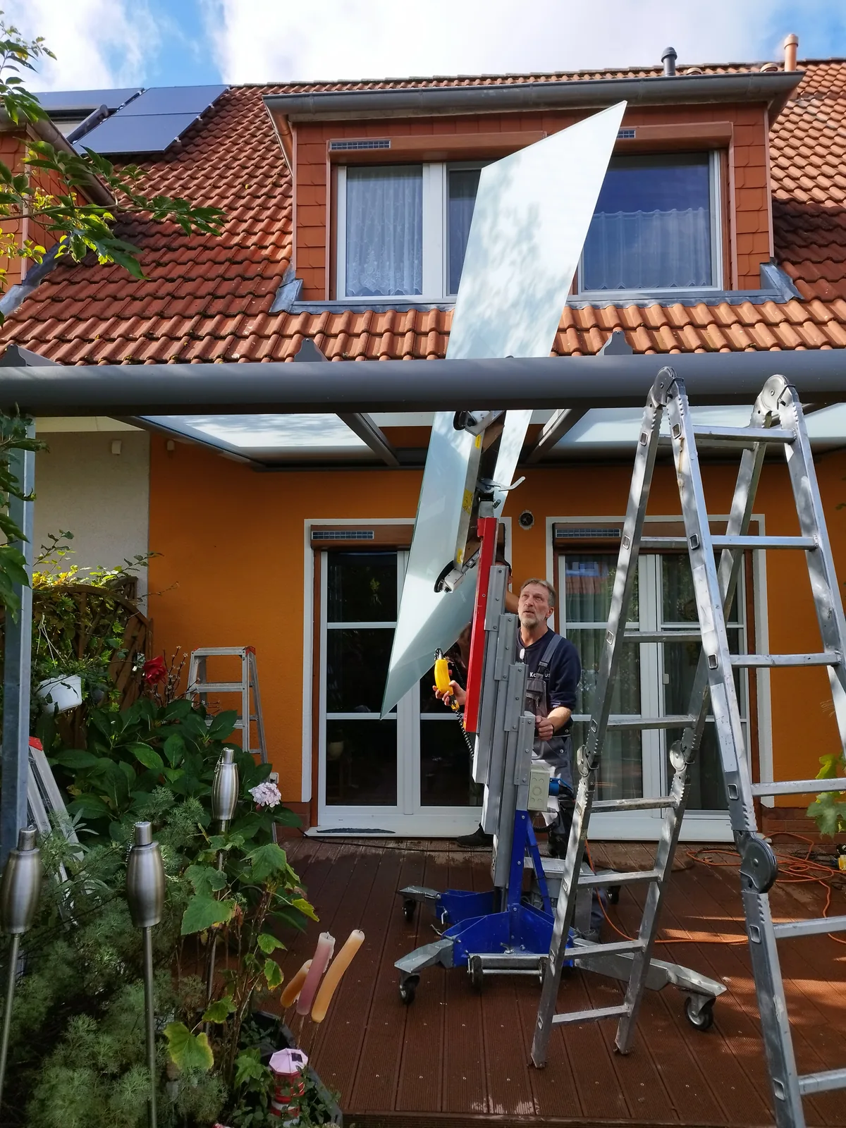 Einsetzen einer großen 10-mm-VSG-Scheibe mit Montagehilfe
