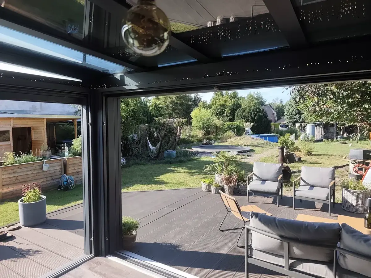 Ausblick durch die geöffnete Hebe-Schiebetür in den Garten