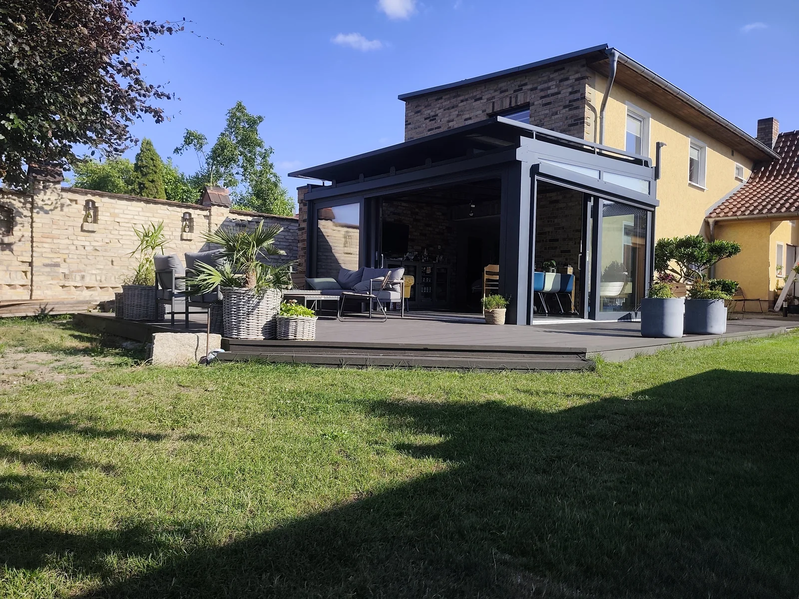 Warmwintergarten in Eisenhüttenstadt aus der weiten Gartenperspektive