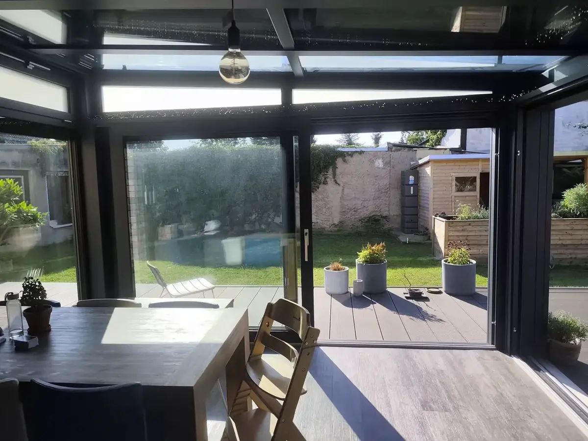 KADECO ZIP-Screen 843 Square vor der Glasfront des Warmwintergartens