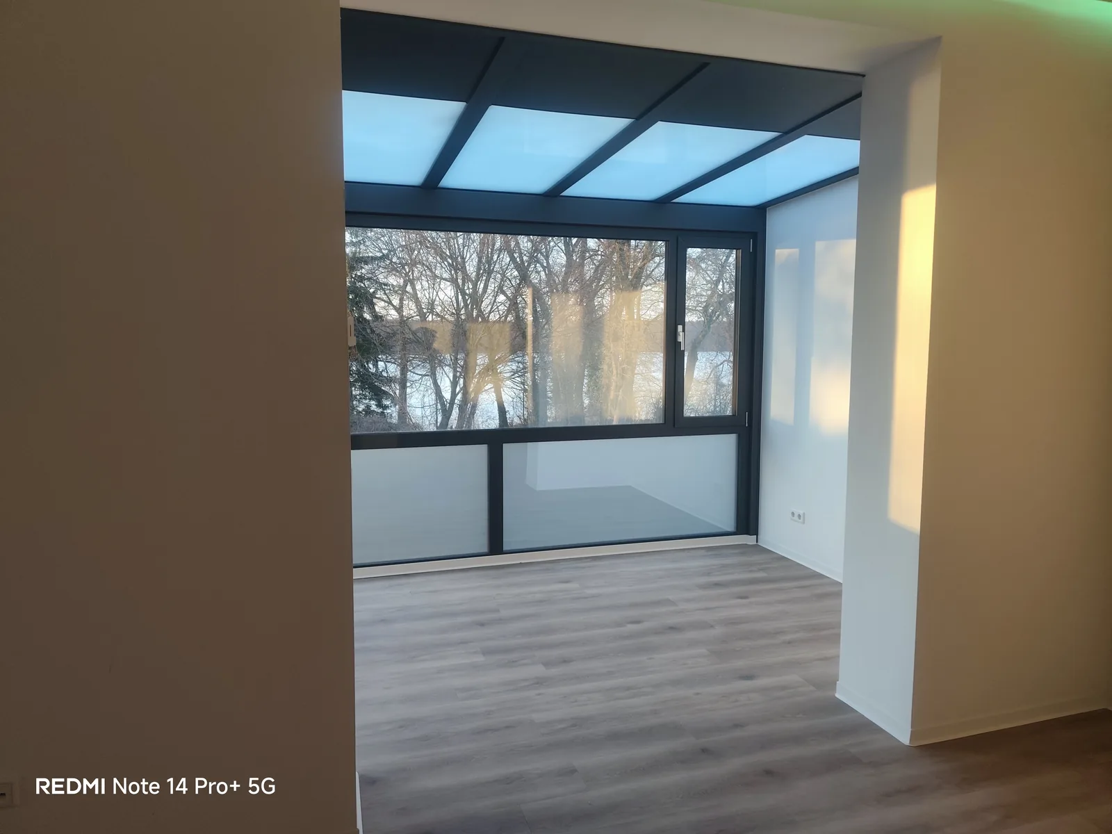 Innenraum mit Dachkastenanschluss und Panoramaverglasung in Rüdersdorf-Hennickendorf