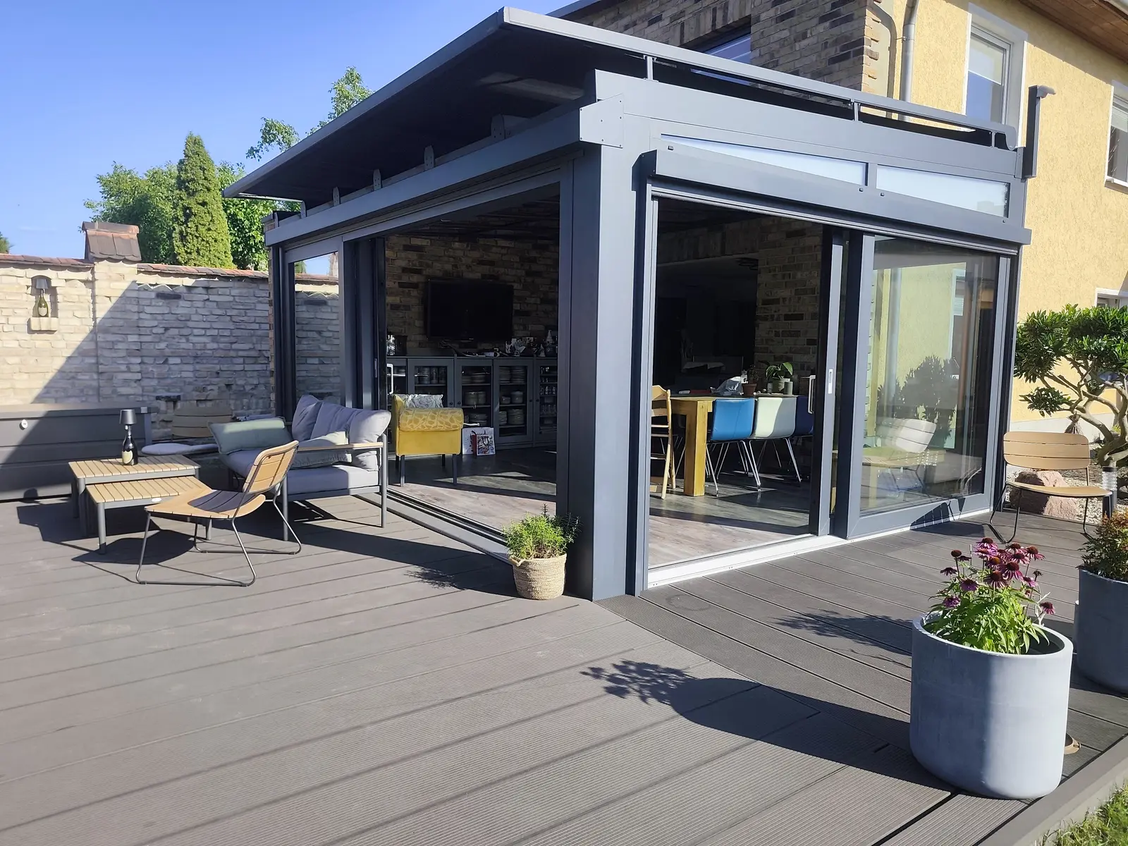 Außenansicht der Aluminium-Glas-Fassade des Wohnwintergartens