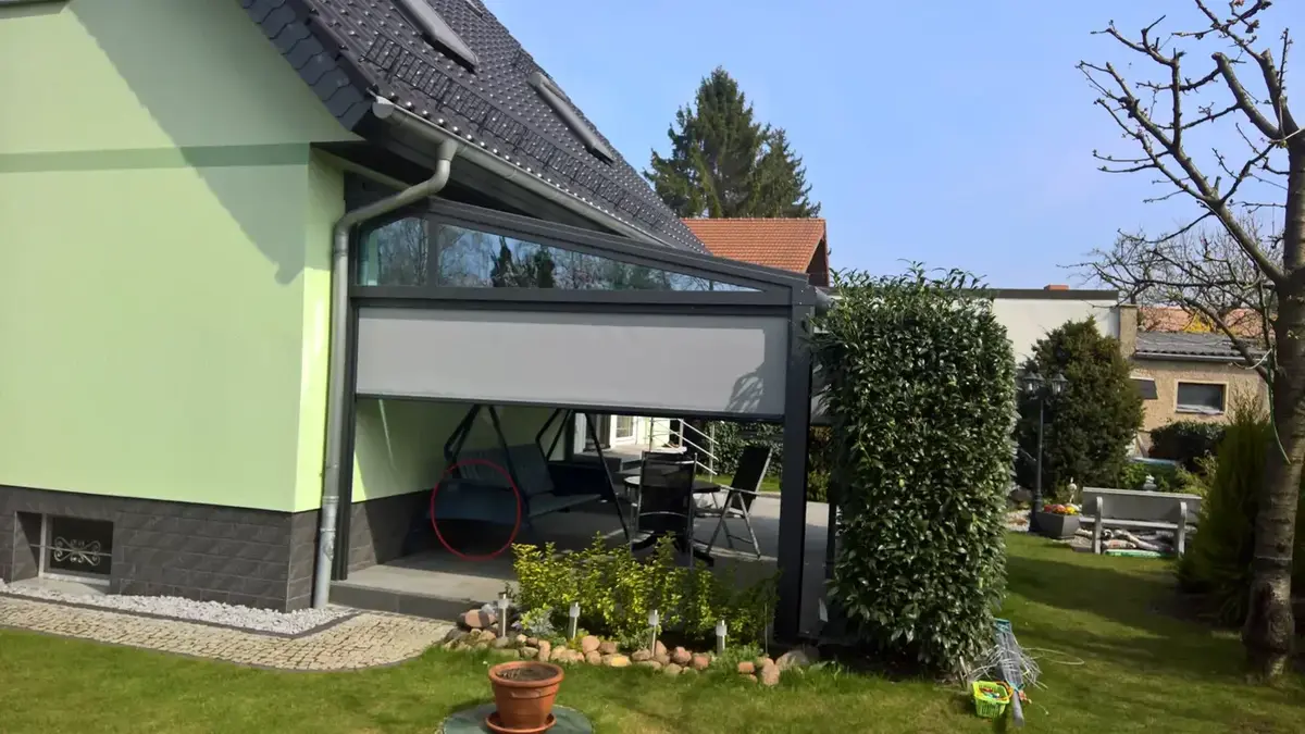 Terrassendach mit seitlichem ZIP-Screen als Sonnen- und Sichtschutz