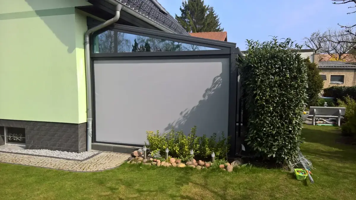 Geschlossener ZIP-Screen als Sonnen- und Sichtschutz