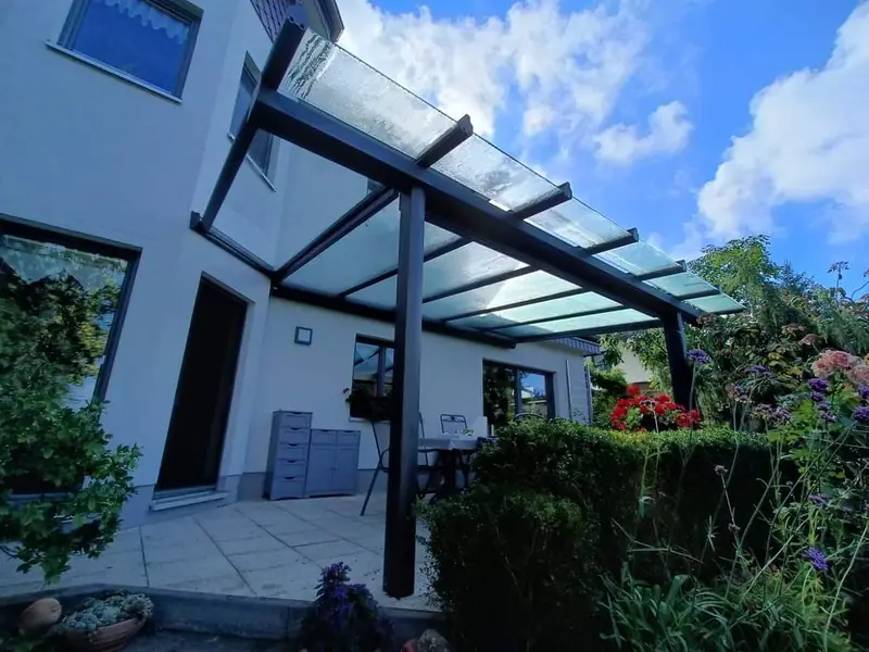 Karalus-Terrassendach am geknickten Erker in Berlin-Lichtenberg mit freiem Weg in den Garten