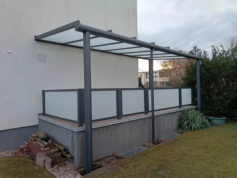 Eigenes Karalus-Terrassendach über einer Hochterrasse in Berlin-Mahlsdorf mit vorhandenem Glasgeländer