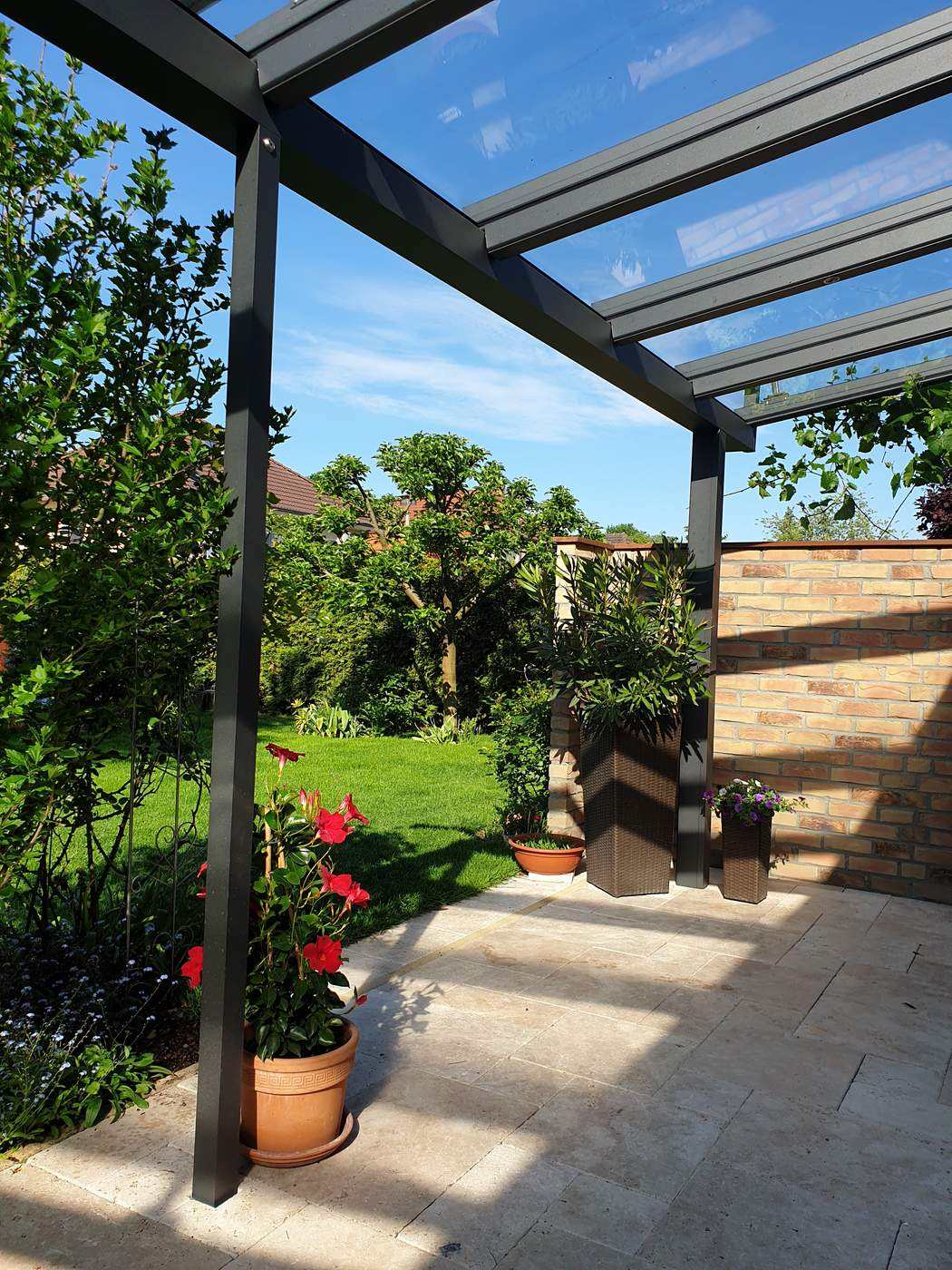 Blick unter das Glasdach und in den Garten.