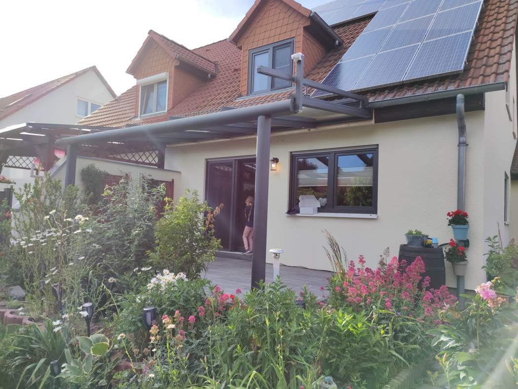 Gesamtansicht von Haus und Terrassendach.