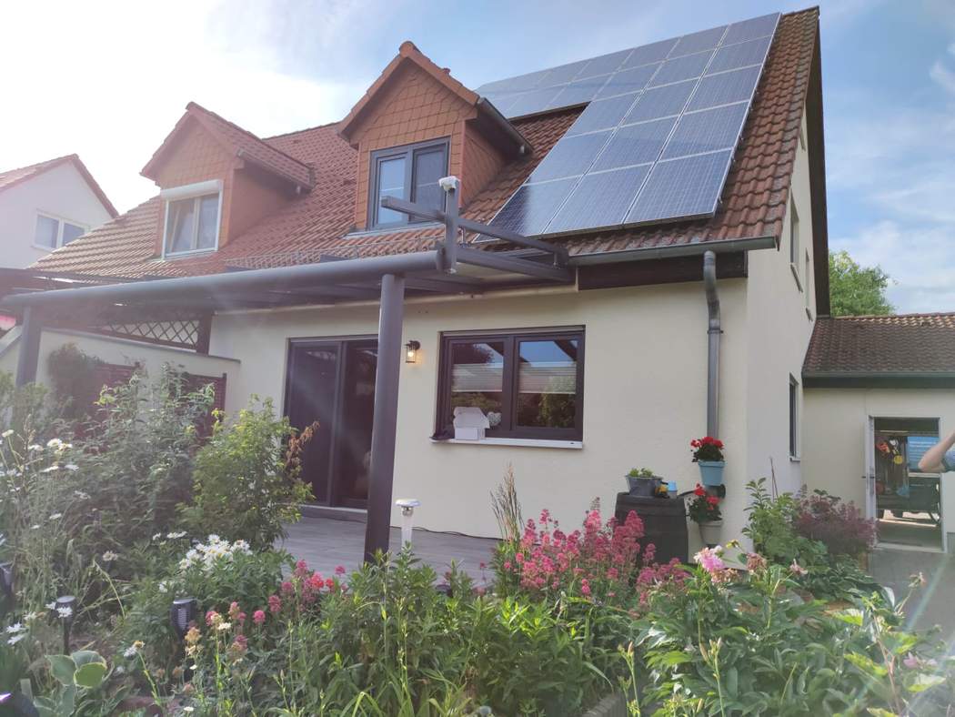 Dach und Garten aus leicht versetztem Blickwinkel.