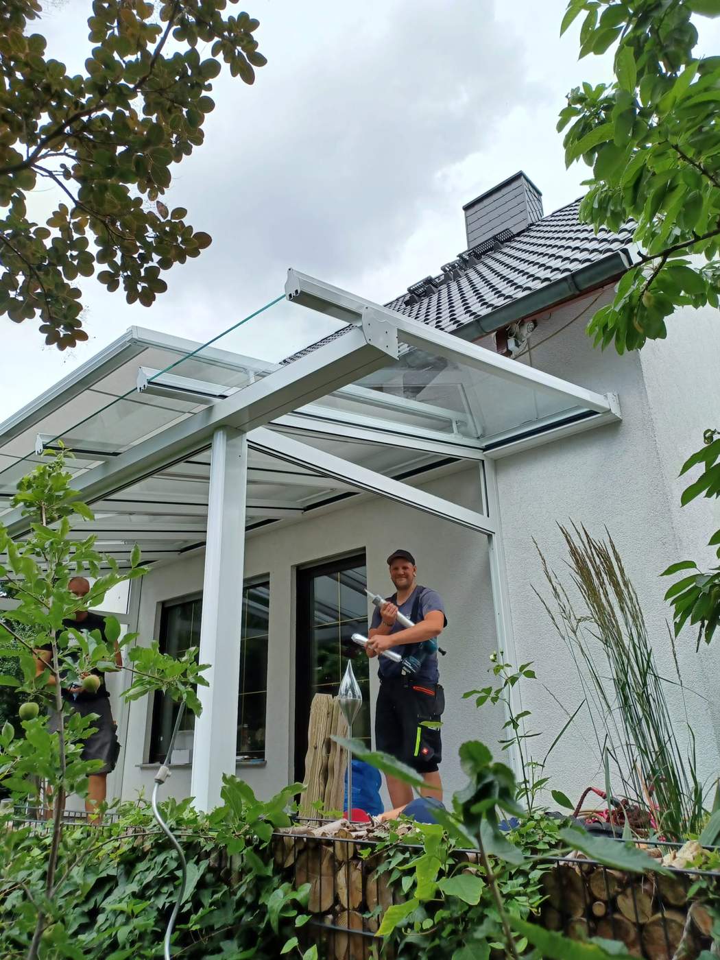 Das weiße Dach mit Blick auf Haus und Garten.