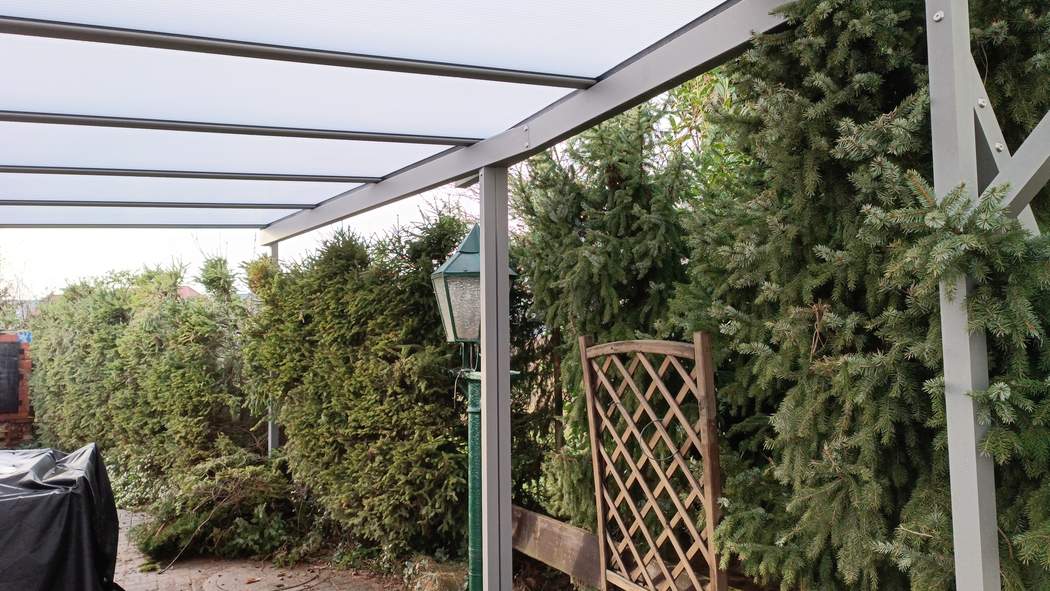 Das fertig montierte weiße Terrassendach.