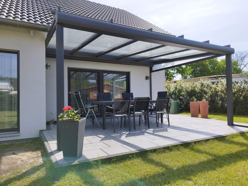 Der Sitzplatz unter dem offenen Terrassendach.