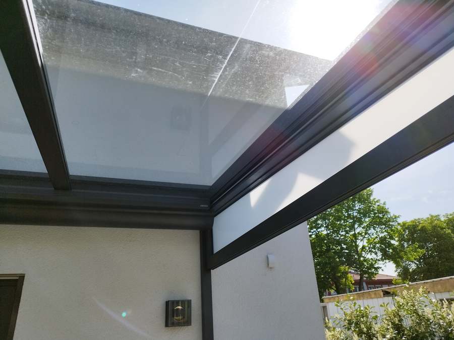 Blick auf die Glasfläche von unten.