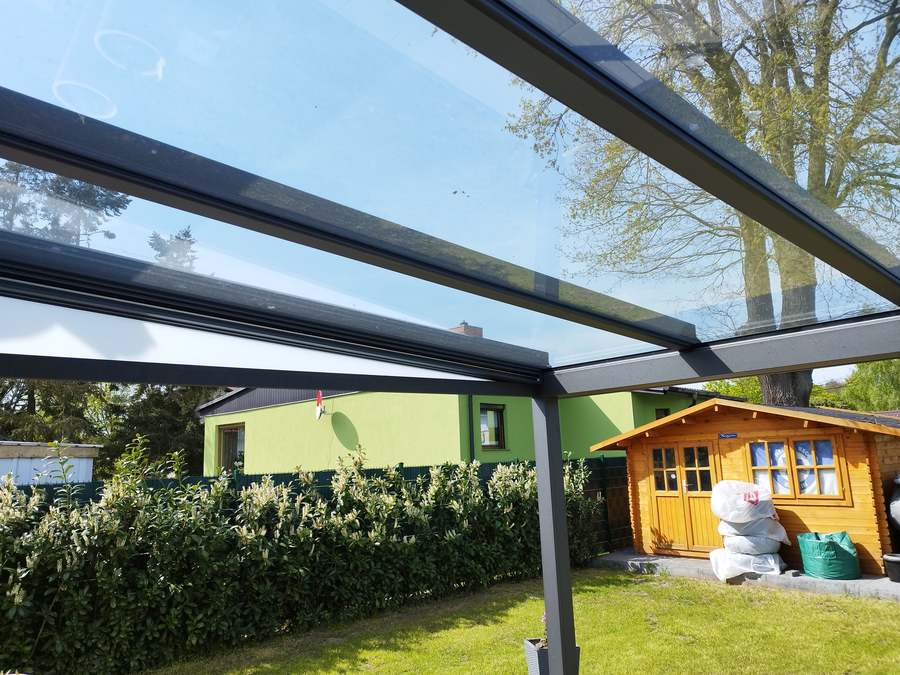 Die Sparren und der Garten im Hintergrund.