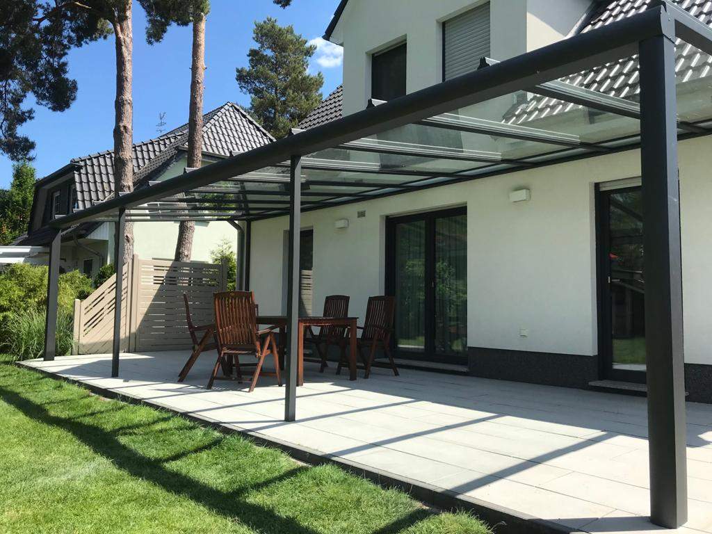 Gesamtansicht des Terrassendachs und der Terrasse.