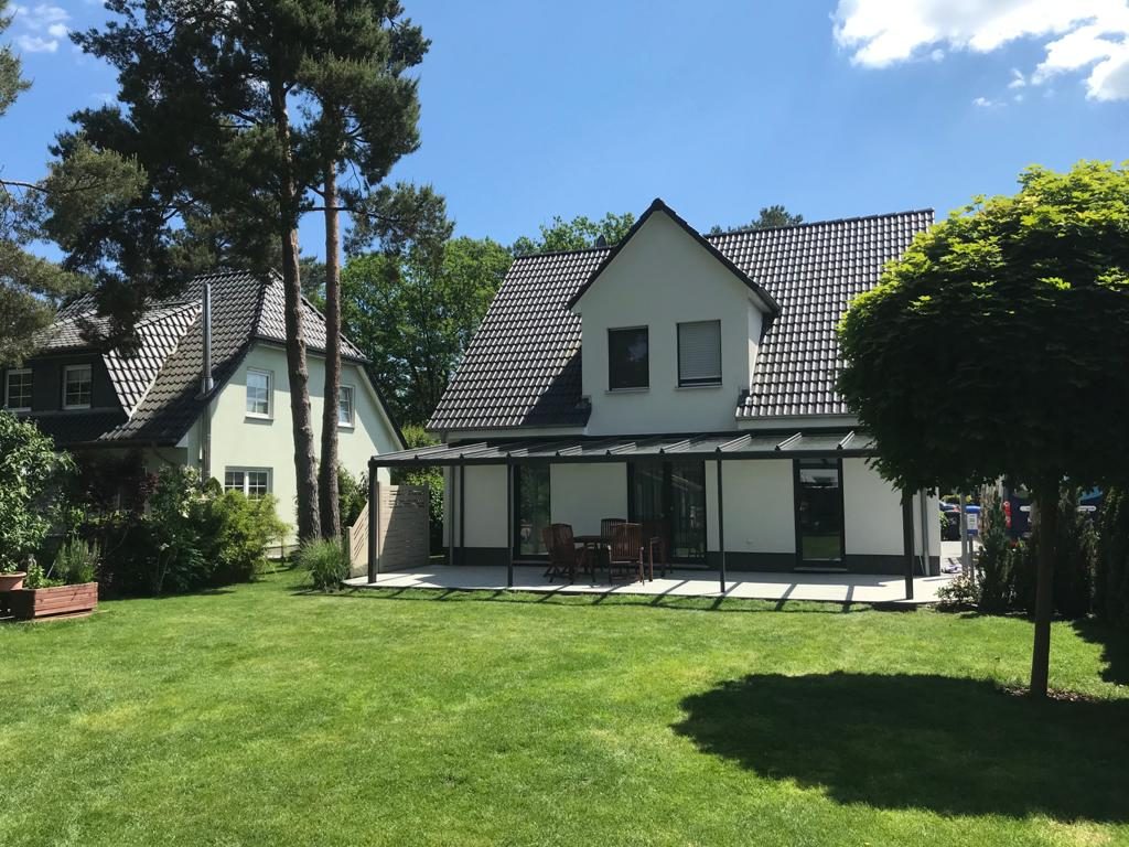 Gesamtansicht des Terrassendachs vom Garten aus.