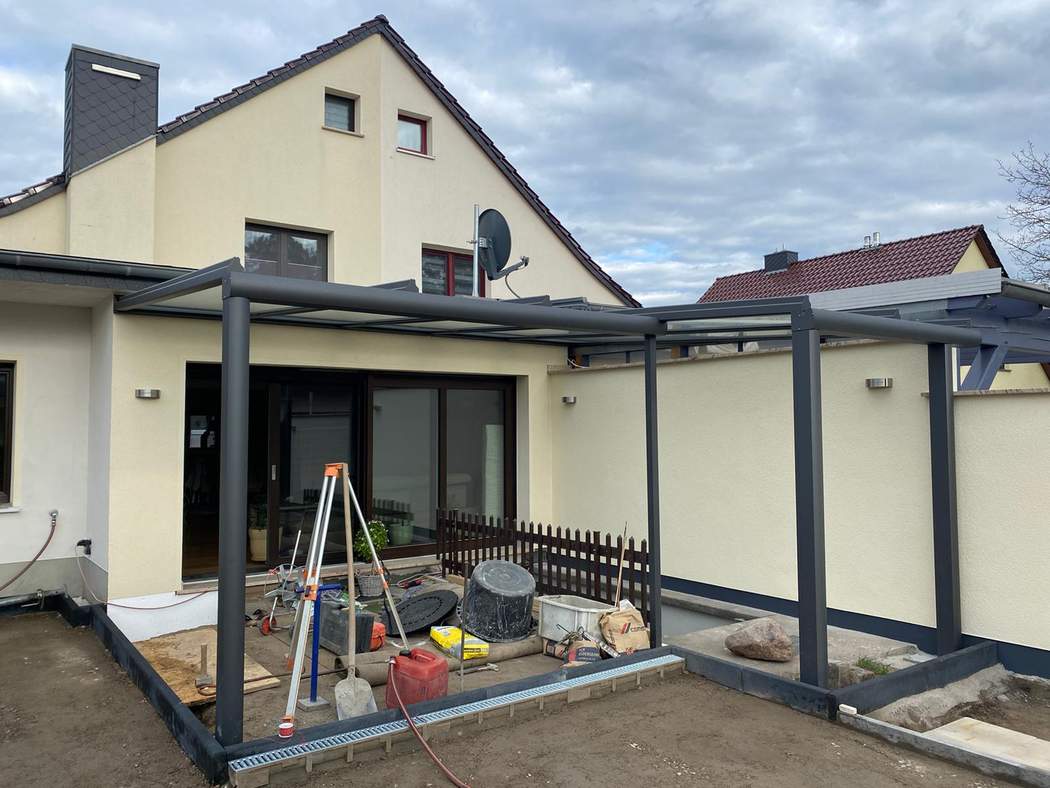 Aufbau der Konstruktion vor dem Haus.