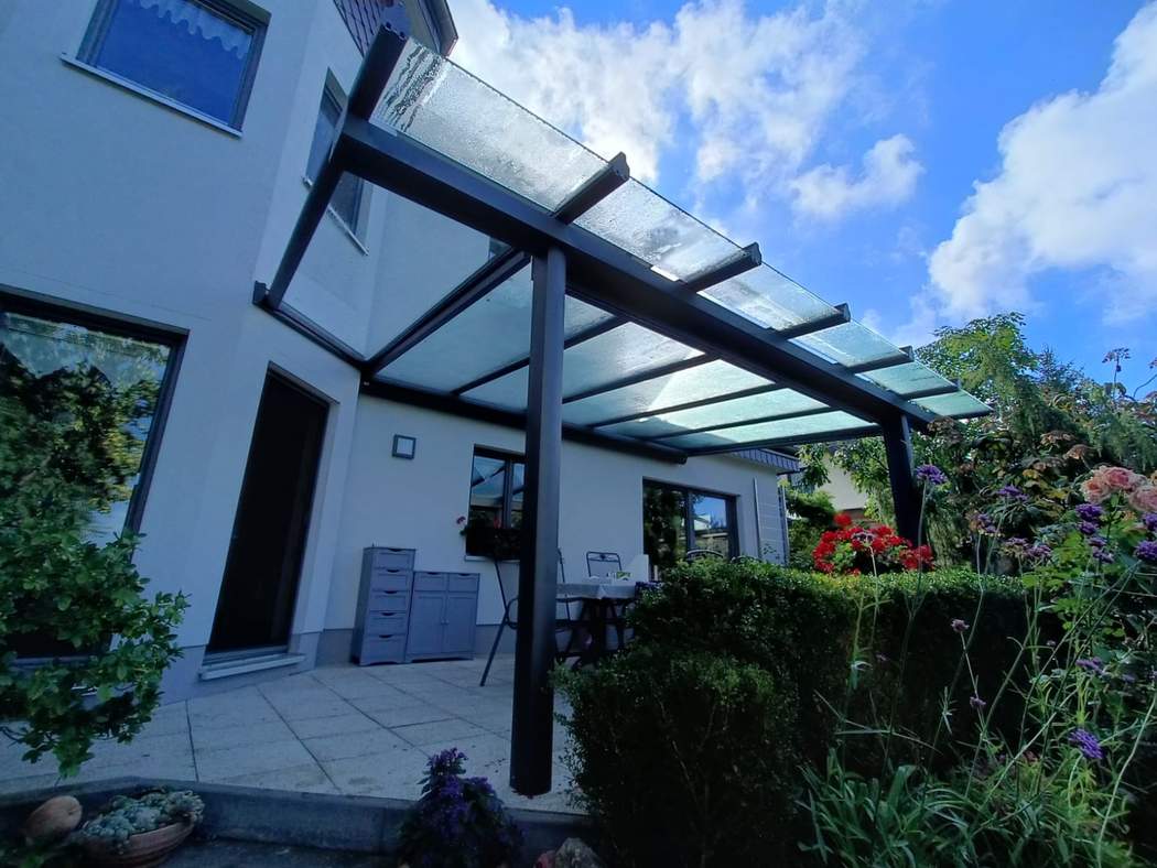 Gesamtansicht des Terrassendachs am Haus.