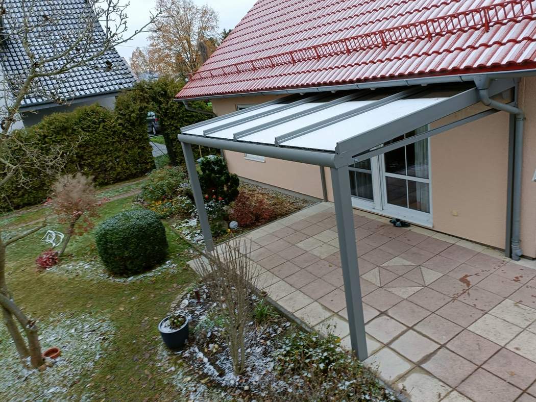Die Überdachung von der Gartenseite.