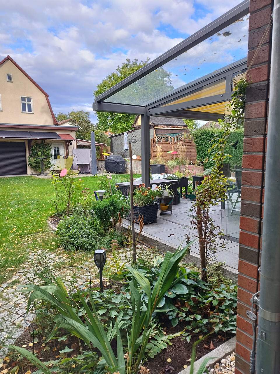Glasdach mit seitlichem Wetterschutz in 12621 Berlin-Kaulsdorf