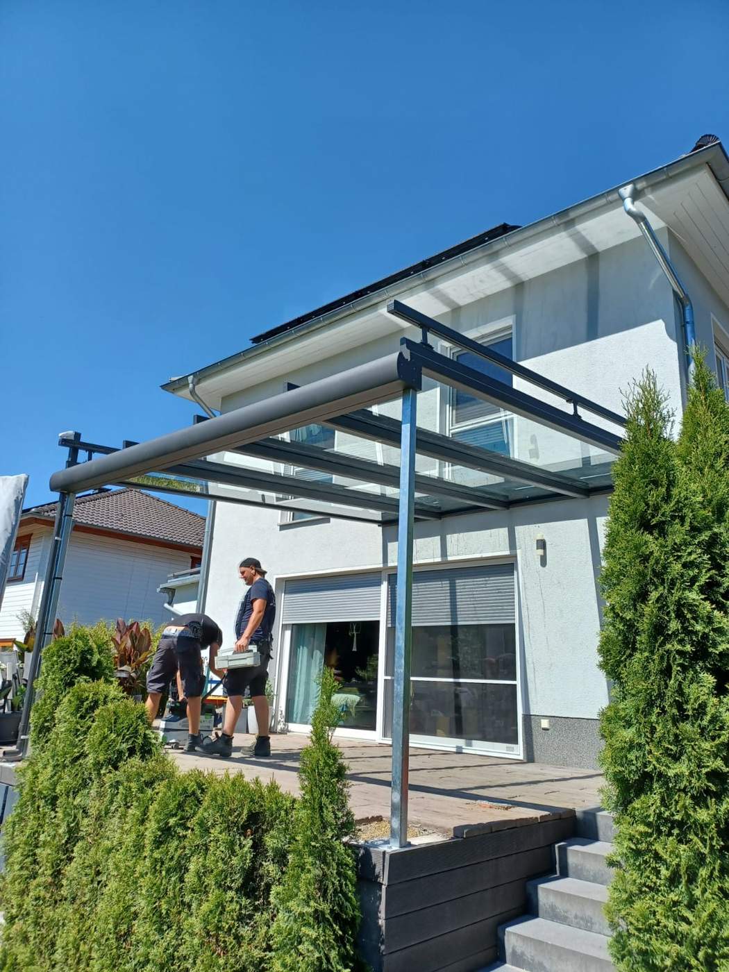 Seitliche Ansicht der Dachkonstruktion auf der Hochterrasse.
