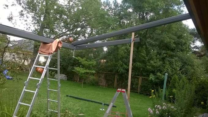 Tragwerk einer Sonderkonstruktion während der Montage