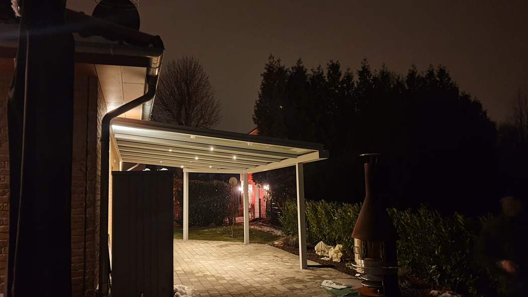 Die abgewinkelte Front und die beleuchtete Dachfläche von der Gartenseite.