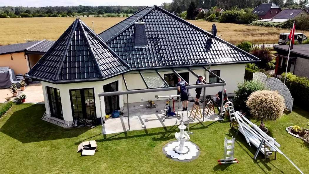 Dachfläche und Terrasse aus erhöhter Perspektive.