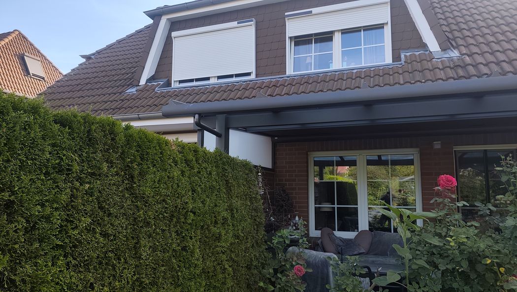 Die Dachfront mit seitlichem Sonnenschutz.