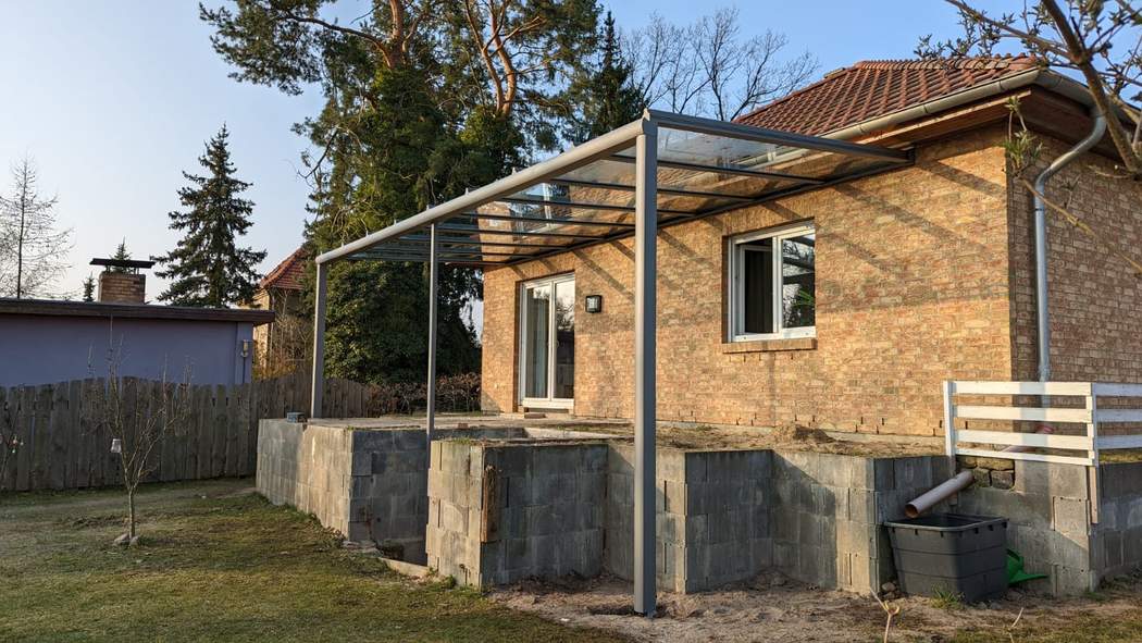 Dachkonstruktion vor dem Klinkerhaus während der Montage.