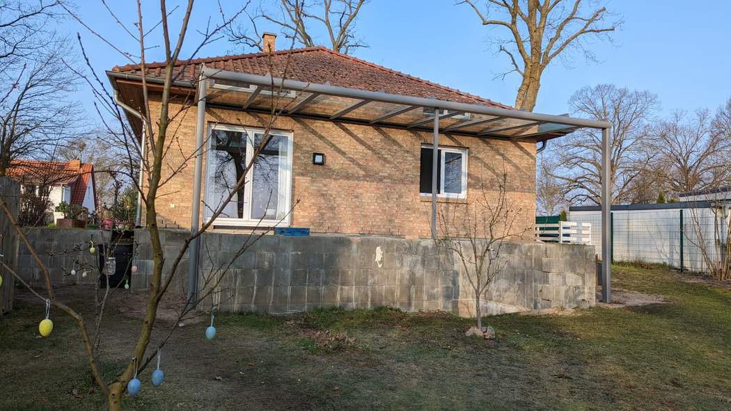 Der Aufbau aus der Gartenseite gesehen.