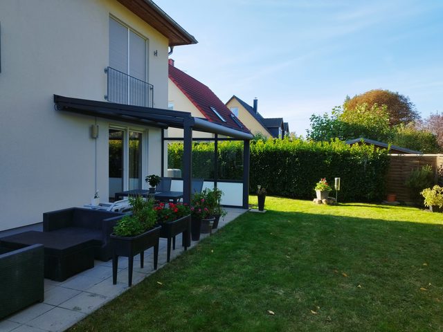 Referenz aus Berlin-Mahlsdorf: Glasdach mit Seitenschutz und Unterglasmarkise