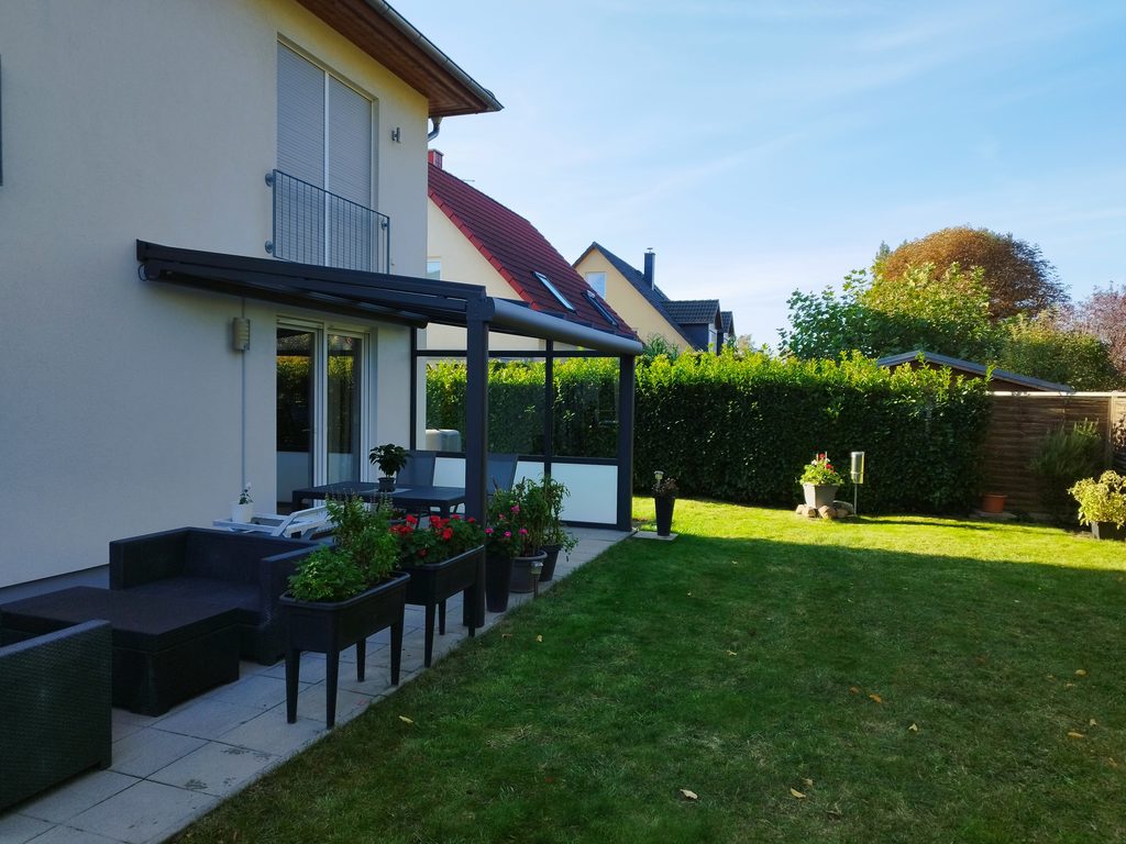Dunkles Glasdach aus Berlin-Mahlsdorf