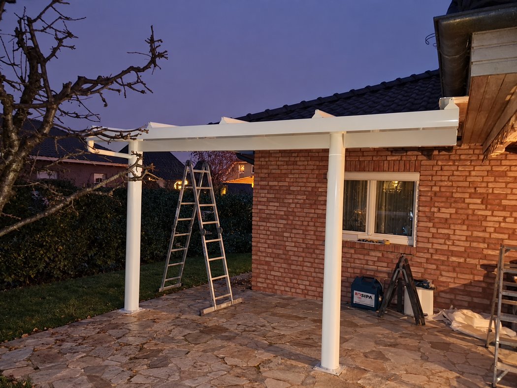Der Aufbau des weißen Terrassendachs am Giebelhaus.