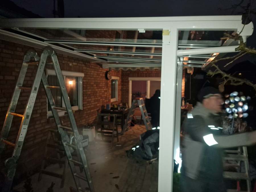 Blick unter die Sparren während der Montage.