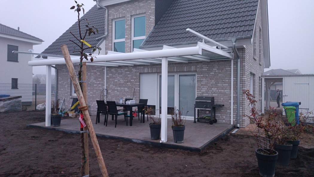 Gesamtansicht des Terrassendachs vor dem Haus.