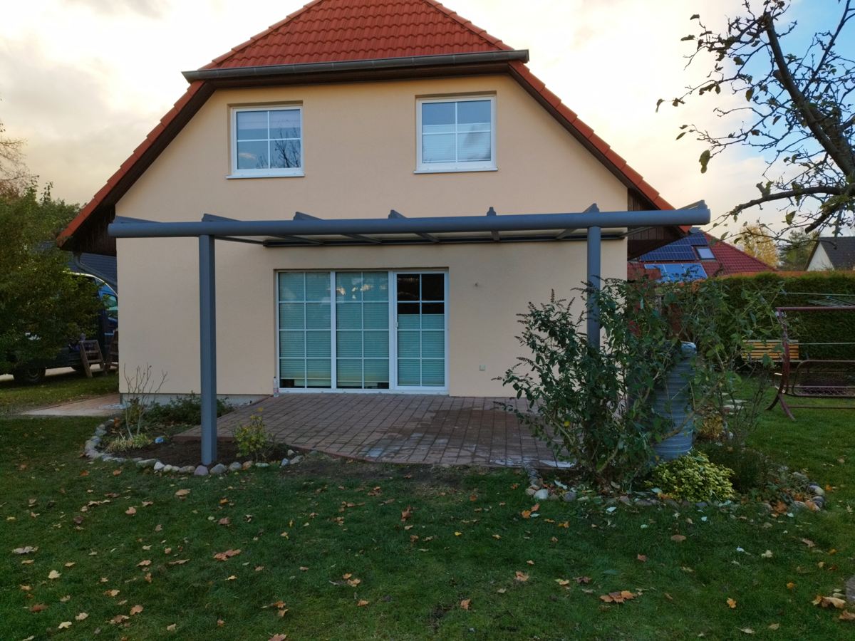 Gartenansicht des Terrassendachs vor dem Haus in Strausberg.