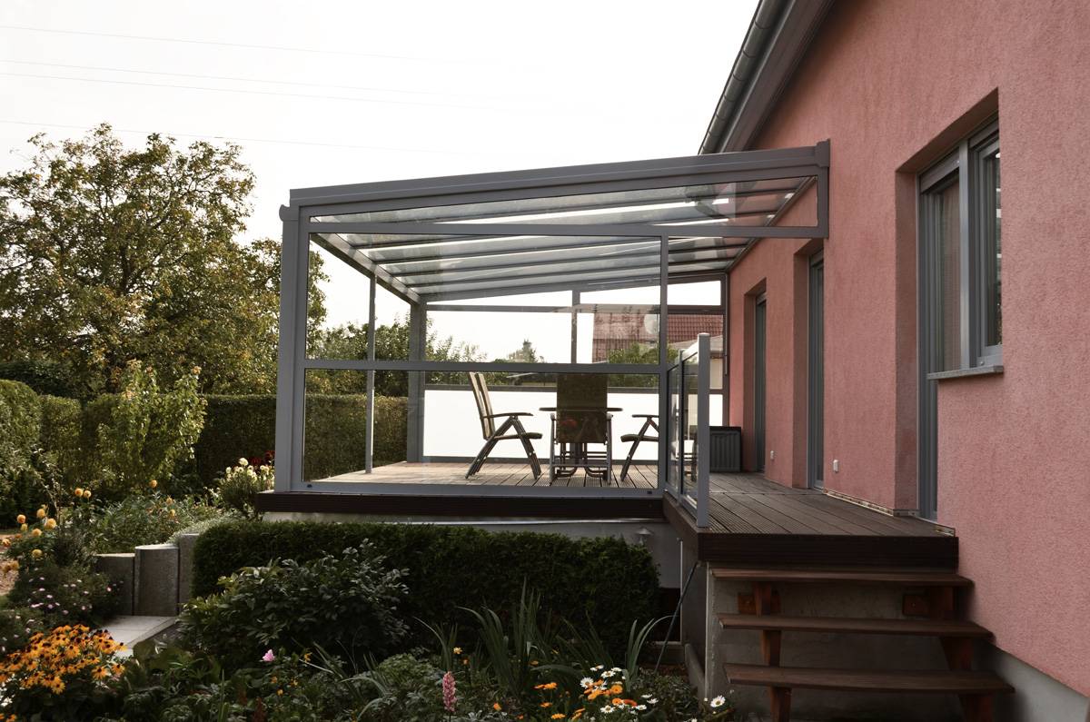 Hochterrasse mit Glasgeländer und Terrassendach in Bergfelde