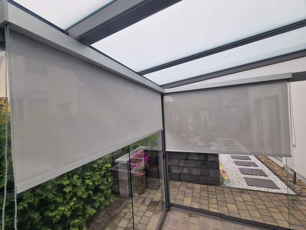 Blick vom Garten auf Dach und Terrasse.